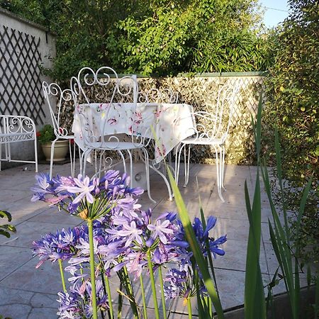 Maison Bayeux: Charming Garden Retreat Near City Centre Exterior photo