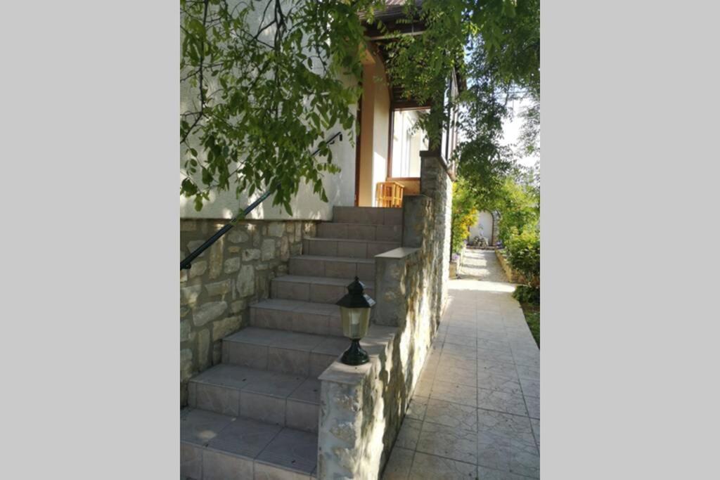 Maison Bayeux: Charming Garden Retreat Near City Centre Exterior photo