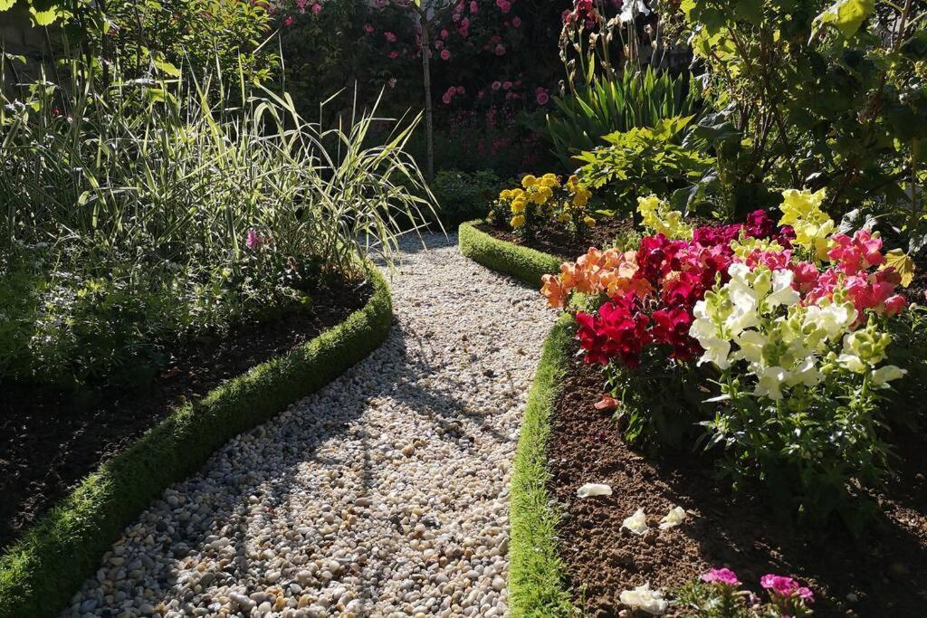 Maison Bayeux: Charming Garden Retreat Near City Centre Exterior photo