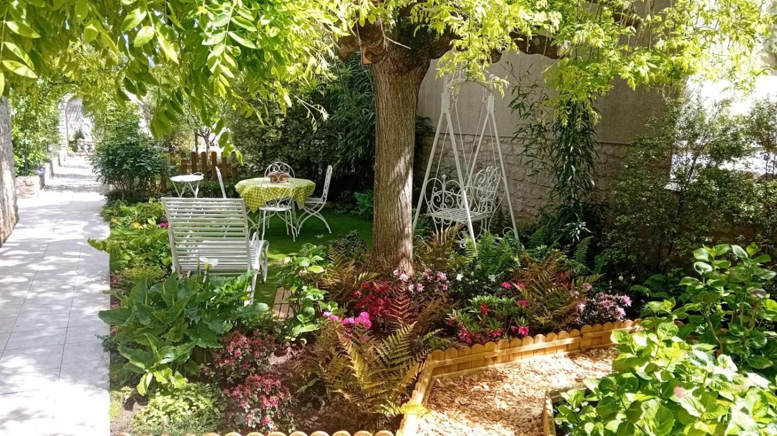 Maison Bayeux: Charming Garden Retreat Near City Centre Exterior photo