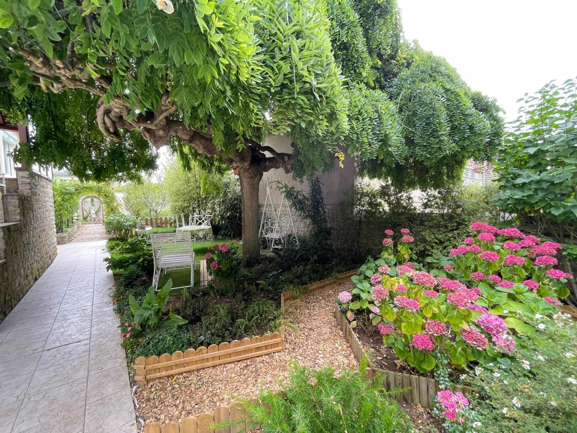 Maison Bayeux: Charming Garden Retreat Near City Centre Exterior photo