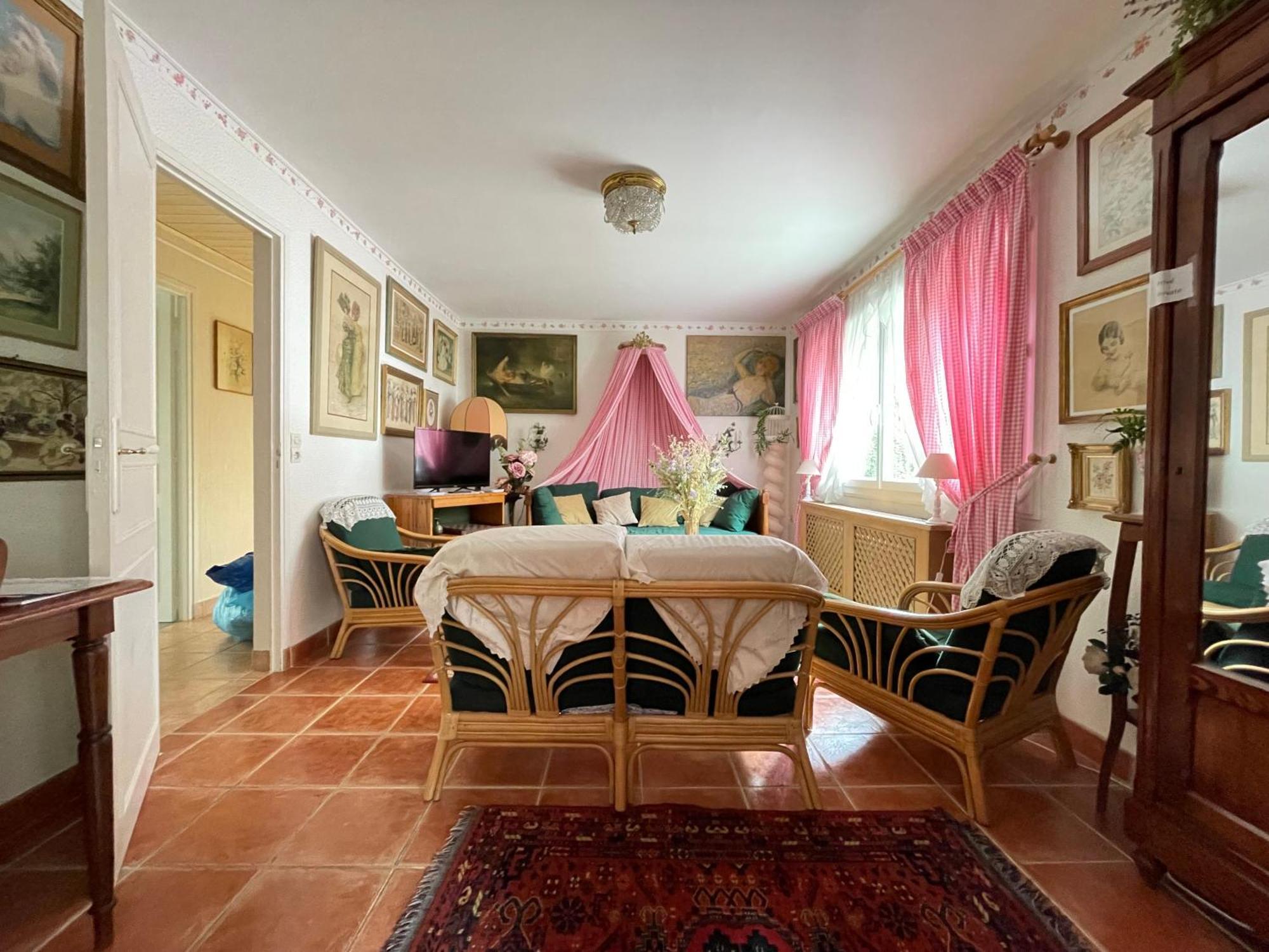 Maison Bayeux: Charming Garden Retreat Near City Centre Exterior photo