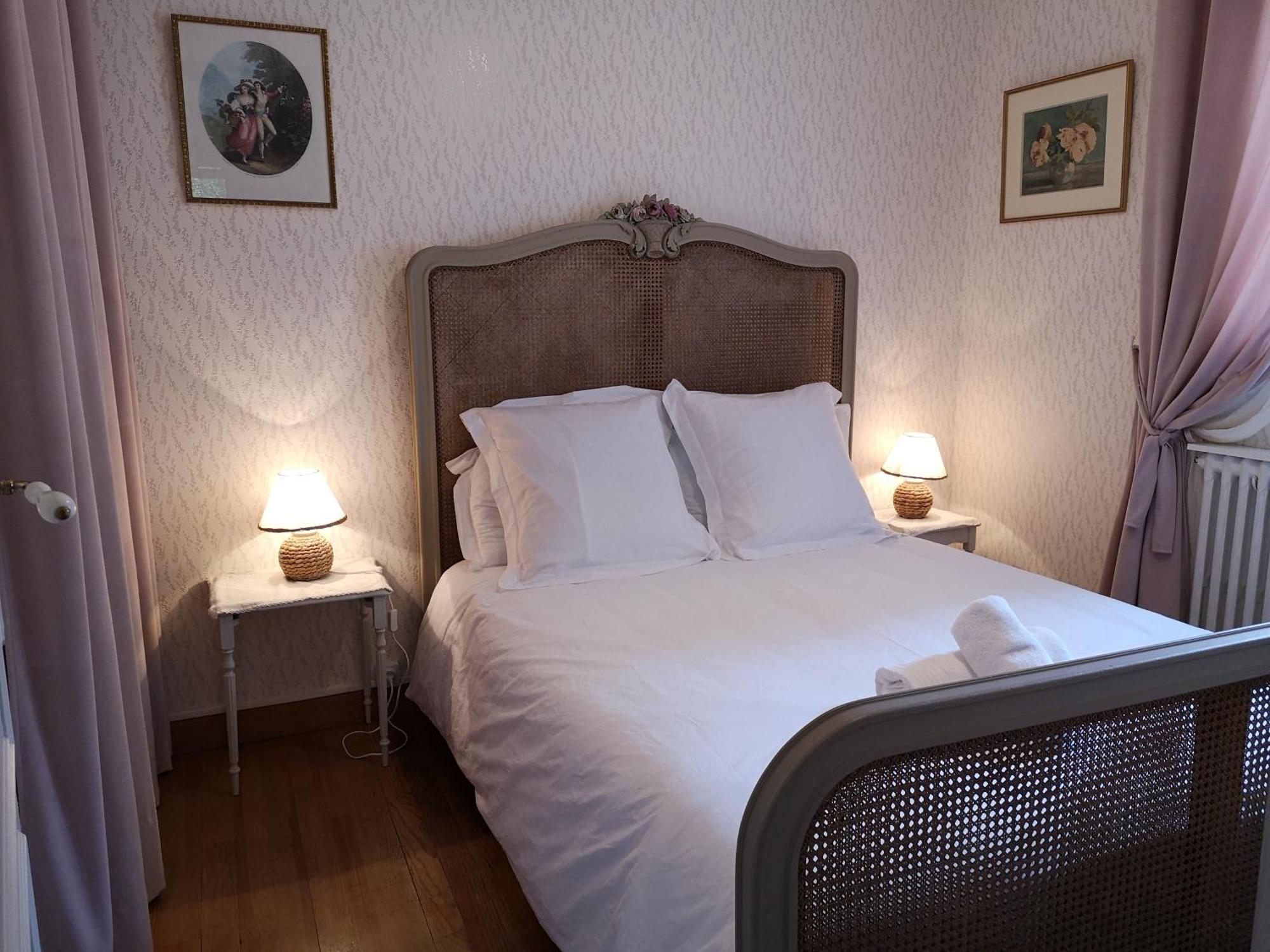 Maison Bayeux: Charming Garden Retreat Near City Centre Exterior photo